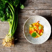 Gesundheit und Genuss vereinen Bio-Gemüsegericht und Stangensellerie auf einem Tisch von oben
