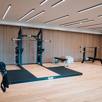 Rack mit Gewichthebe Plattform im Fitness-Raum.