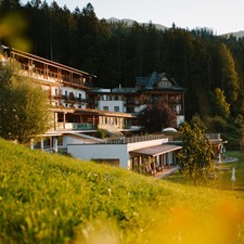 Hotel Daberer von außen im Abendlicht