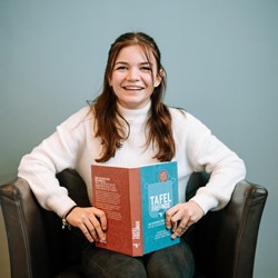Melody. Lacht und die Welt lacht zurück. Melody, Mitarbeiterin Rezeption