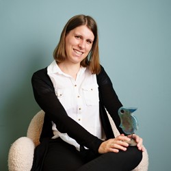 Katharina. Und der Vogel. Das passt. Katharina, Mitarbeiterin Rezeption