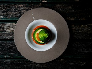 Stuffed round courgettes with tomato sauce