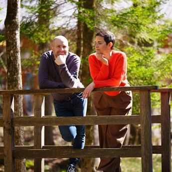 Marianne und Christian Daberer lehnen an einem Zaun