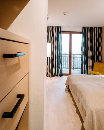 Ihr kuscheliger Rückzugsort im Daberer Kommode & Doppelbett im Hotelzimmer