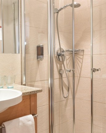 Das kleinste Doppelzimmer bietet auch noch genügend Platz Waschbecken und Dusche im Hotelbadezimmer