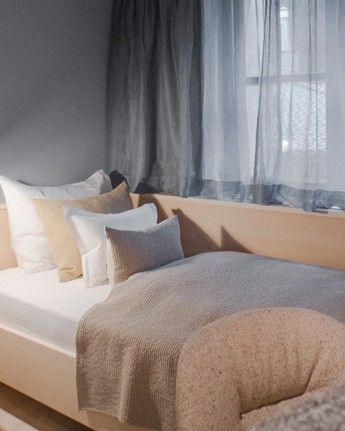 Einzelbett in kleinem Hotelzimmer