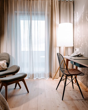 Cosy seating area and desk in the hotel room