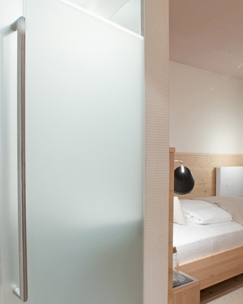 Cosy living with a beautiful view of nature Hotel room with a view of the sleeping area and bathroom