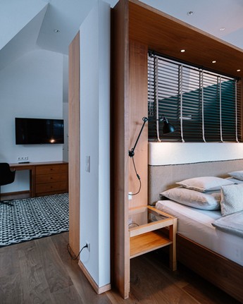 Doppelbett und Schreibtisch im Hotelzimmer