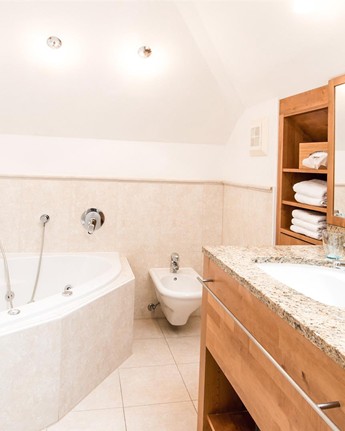 Bad im Hotelzimmer mit Badewanne und Waschtisch