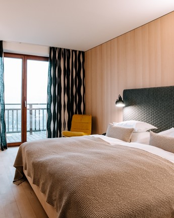 Ihr gemütliches Zimmer mit viel Licht und Bergblick Hotelzimmer mit Doppelbett, großem Fenster und Balkon