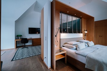 Double bed and desk in a hotel room