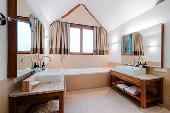 Bathroom with bathtub and two washbasins opposite each other