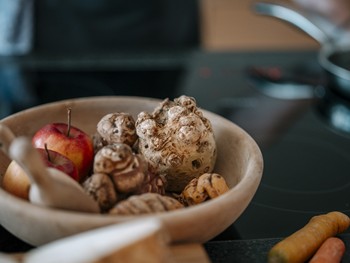Schüssel mit Äpfeln uns Knollengemüse