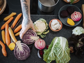 Erkunden Sie die Vegane Küche Diverses Gemüse auf einer Anrichte