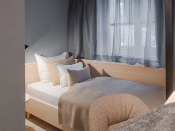 Cosy single room for solo travellers Single bed in a small hotel room