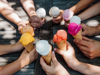 Köstliches Eis von Lissi's Bauernhof probieren Kinder halten Eistüten in einem Kreis
