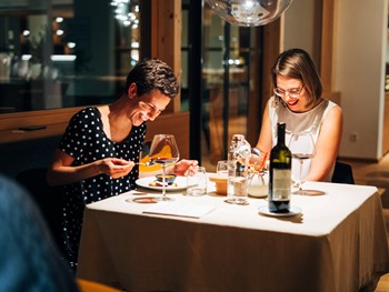 Zwei Frauen sitzen beim Abendessen im Restaurant