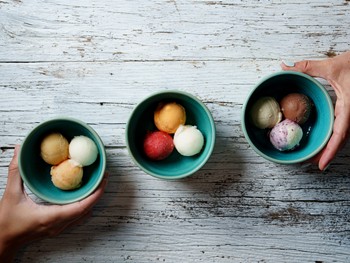 Three bowls with three scoops of ice cream in each
