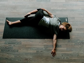Frau macht Yoga auf Yogamatte