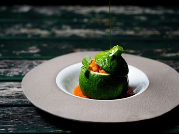 Gefüllte runde Zucchini auf Teller dekoriert