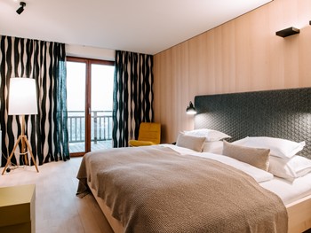 Your cosy room with lots of light and mountain views Hotel room with double bed, large window and balcony