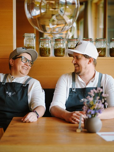 Zwei Mitarbeiter vom Daberer sitzen am Tisch im Restaurant