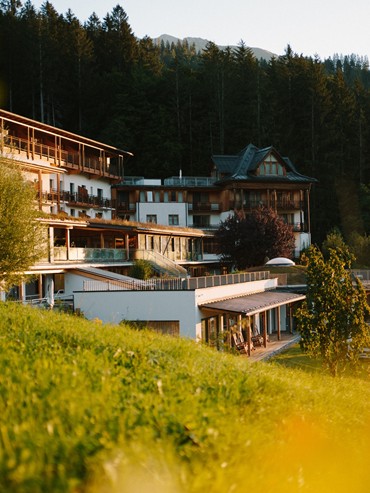 The ideal starting point for indoor and outdoor activities Hotel Daberer from the outside in the evening light