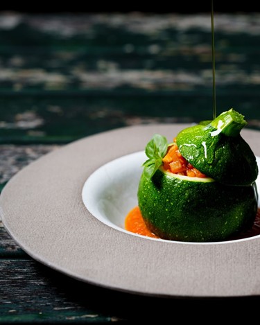 Gefüllte runde Zucchini auf Teller dekoriert