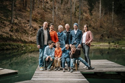 Familie Daberer auf einem Steg am Teich