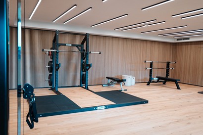 Rack mit Gewichthebe Plattform im Fitness-Raum.