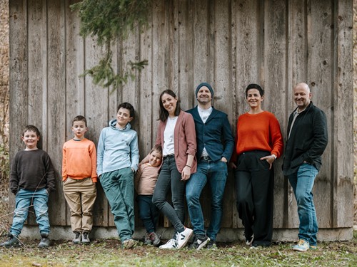 Familie Daberer vor einer Holzhütte