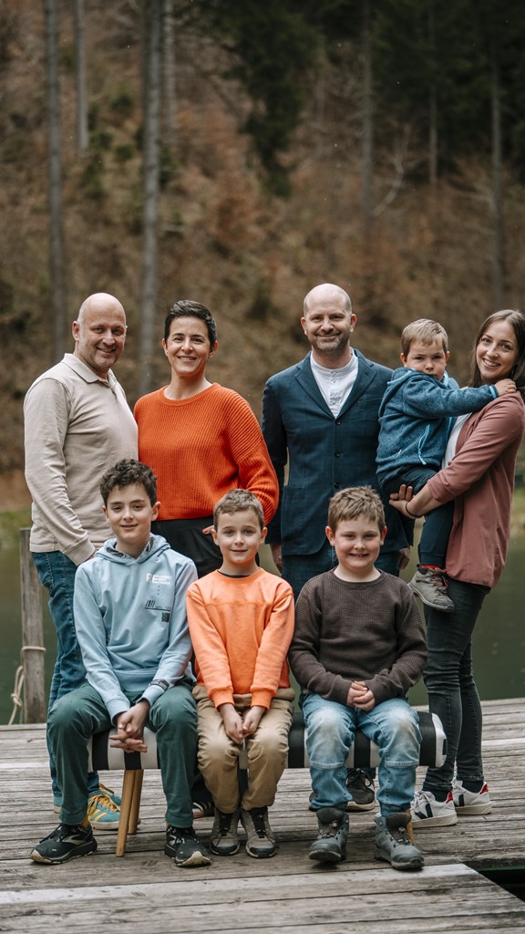 Familie Daberer auf einem Steg am Teich