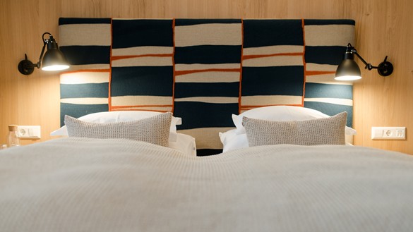 Doppelbett mit geometrisch gemustertem Kopfteil